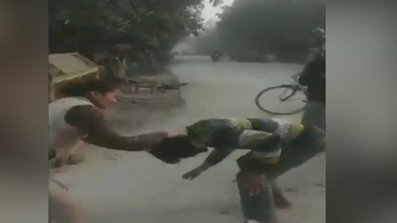 విద్యార్థినికి లైంగిక వేధింపులు... ఆటో డ్రైవర్ ని చితకబాదిన తల్లి విద్యార్థినికి లైంగిక వేధింపులు... ఆటో డ్రైవర్ ని చితకబాదిన తల్లి