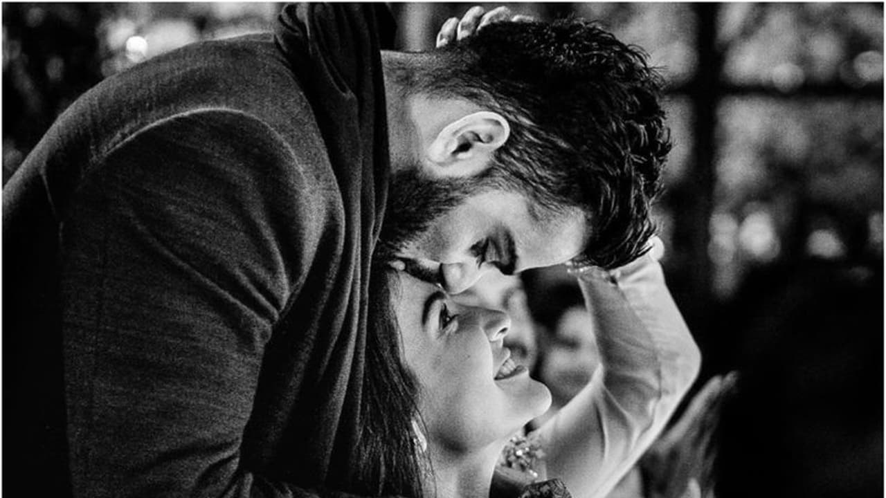 ‘కోహ్లీ ఆ భంగిమ ట్రై చేయలేదని అనుష్కకి కోపం’... రచయిత్రి అసభ్యకర కామెంట్