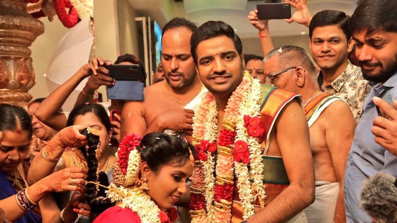 திருமண நாள் அன்று நிறைவேறிய நடிகர் சதீஷின் 25 வருட கனவு! டபுள் சந்தோஷத்தில் கழுத்தில் மாலையோடு அவரே பேசிய வீடியோ!