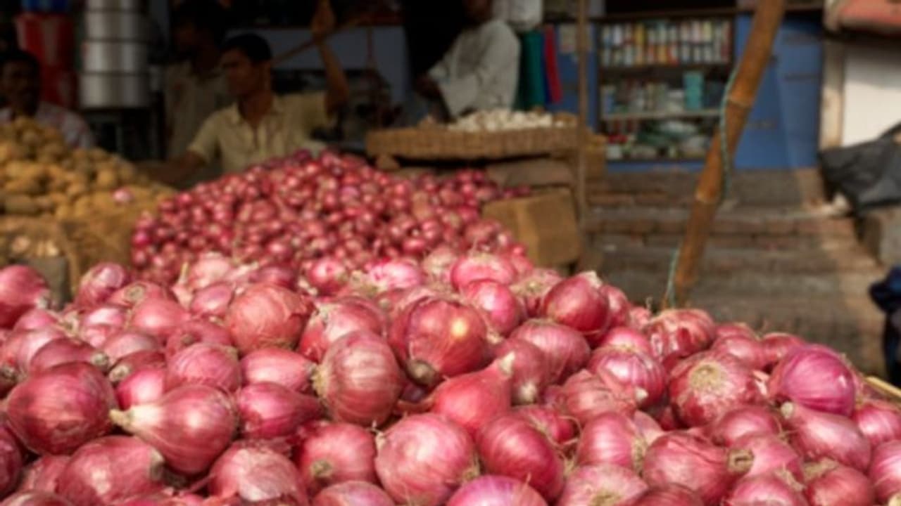 प्याज की तेजी पर लगा ब्रेक, कम हो रही हैं कीमतें कम