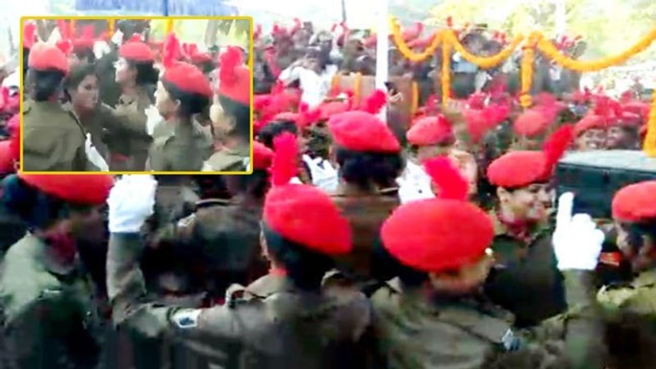 आज कल के लइकी के फेरा में.... भोजपुरी गीत पर जमकर थिरकी महिला सिपाही, वीडियो वायरल आज कल के लइकी के फेरा में.... भोजपुरी गीत पर जमकर थिरकी महिला सिपाही, वीडियो वायरल