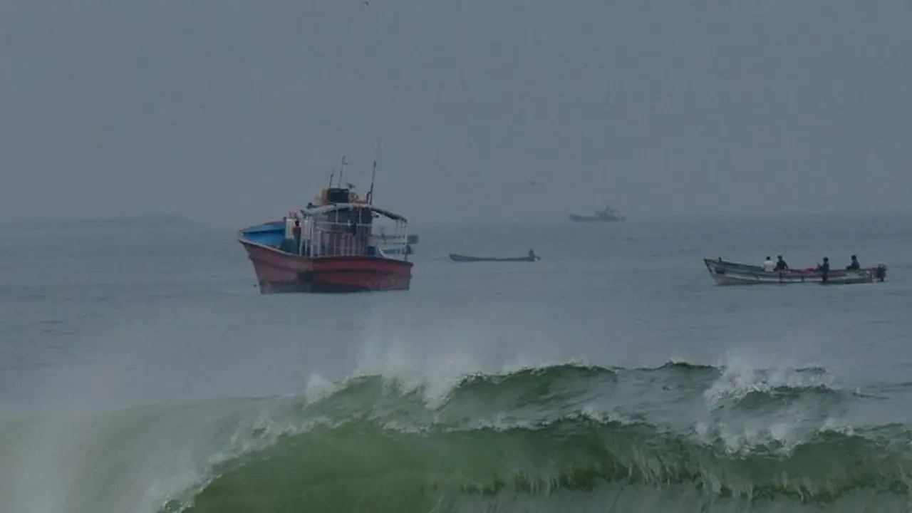 లాక్డౌన్ దెబ్బ:గుజరాత్లో చిక్కుకొన్న శ్రీకాకుళం మత్స్యకారుడు మృతి లాక్డౌన్ దెబ్బ:గుజరాత్లో చిక్కుకొన్న శ్రీకాకుళం మత్స్యకారుడు మృతి