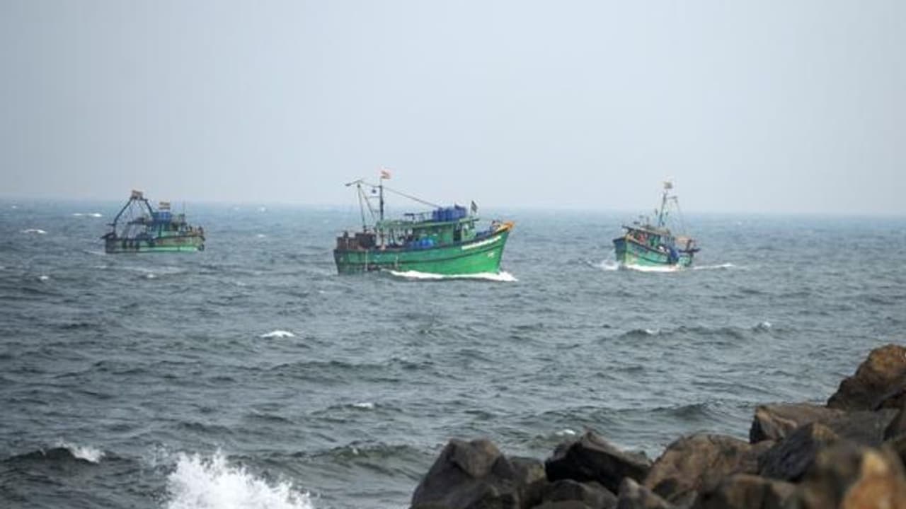 50 நாட்கள் கடந்தும் கரை திரும்பாத மீனவர்கள்: போர்க்கால அடிப்படையில் தேடுதல் நடத்த எஸ்.டி.பி.ஐ. கோரிக்கை.