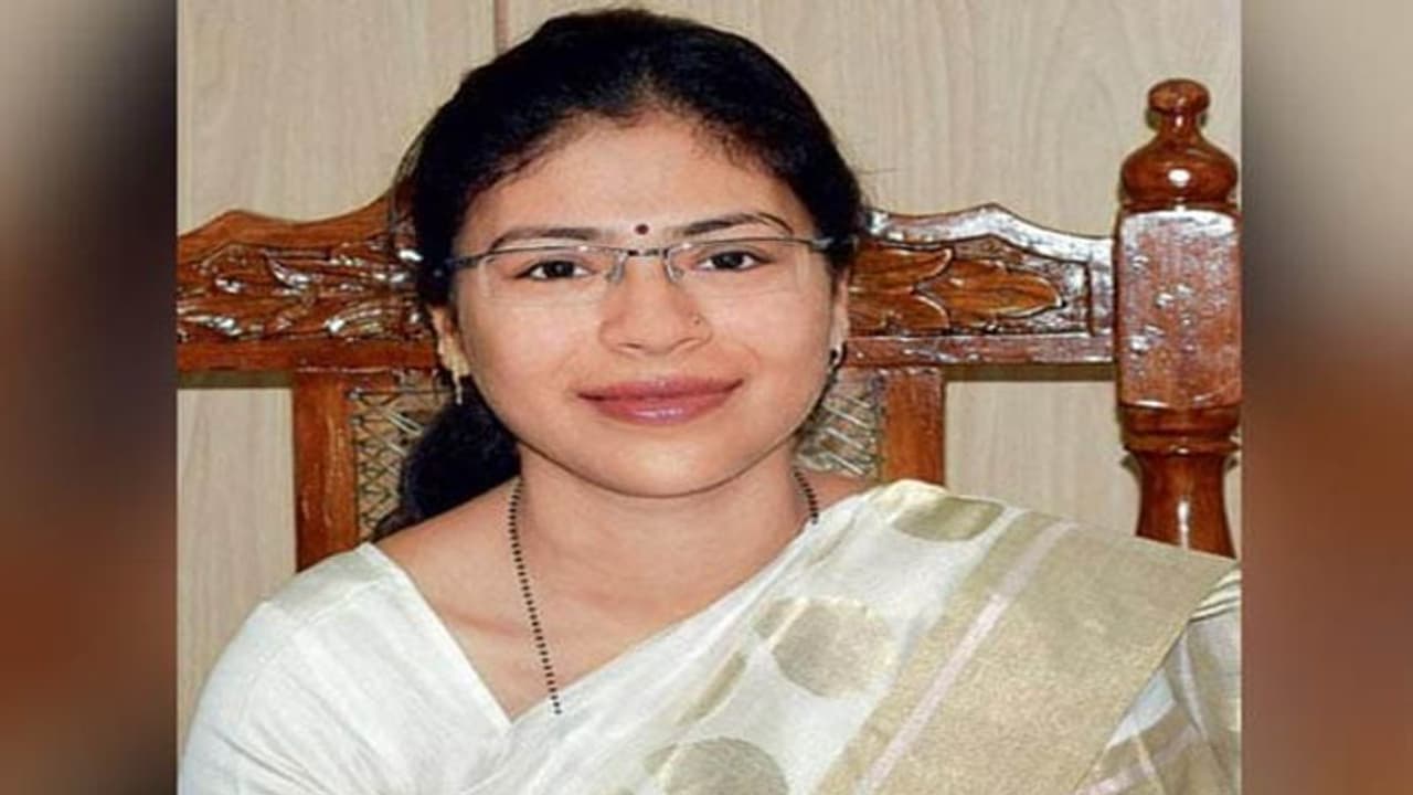 पर्दे पर दिखेगी IAS दुर्गाशक्ति नागपाल की कहानी, कभी ऐसा कर पूरे देश में बन गई थीं रोल मॉडल पर्दे पर दिखेगी IAS दुर्गाशक्ति नागपाल की कहानी, कभी ऐसा कर पूरे देश में बन गई थीं रोल मॉडल