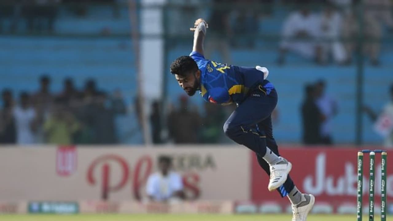 പരിക്കേറ്റ ബാറ്റ്സ്മാനെ റണ്ണൗട്ടാക്കാതെ ലങ്കന് താരത്തിന്റെ മാതൃക; കയ്യടിച്ച് ക്രിക്കറ്റ് ലോകം വീഡിയോ പരിക്കേറ്റ ബാറ്റ്സ്മാനെ റണ്ണൗട്ടാക്കാതെ ലങ്കന് താരത്തിന്റെ മാതൃക; കയ്യടിച്ച് ക്രിക്കറ്റ് ലോകം വീഡിയോ