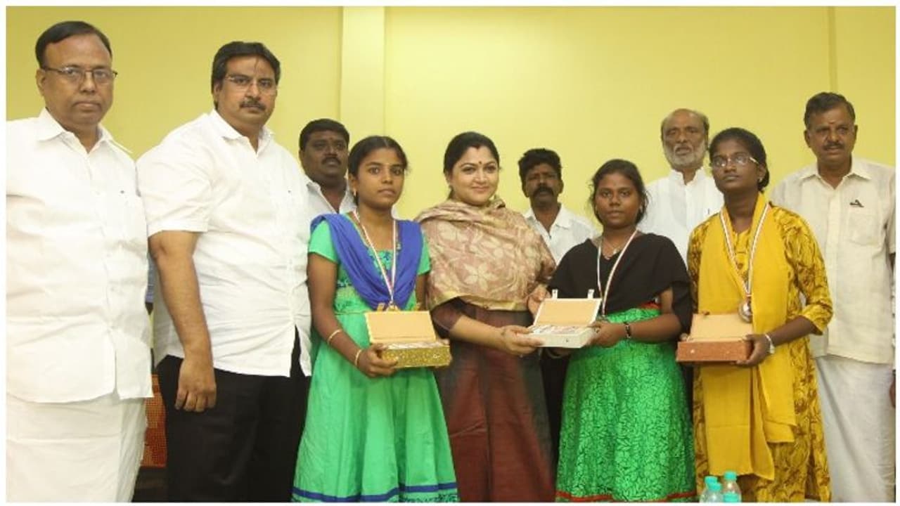 அடுத்து திமுகவா..? பாமகவா..? முடிவெடுக்காமல் தவிக்கும் காங்கிரஸ் முக்கிய நிர்வாகி..!