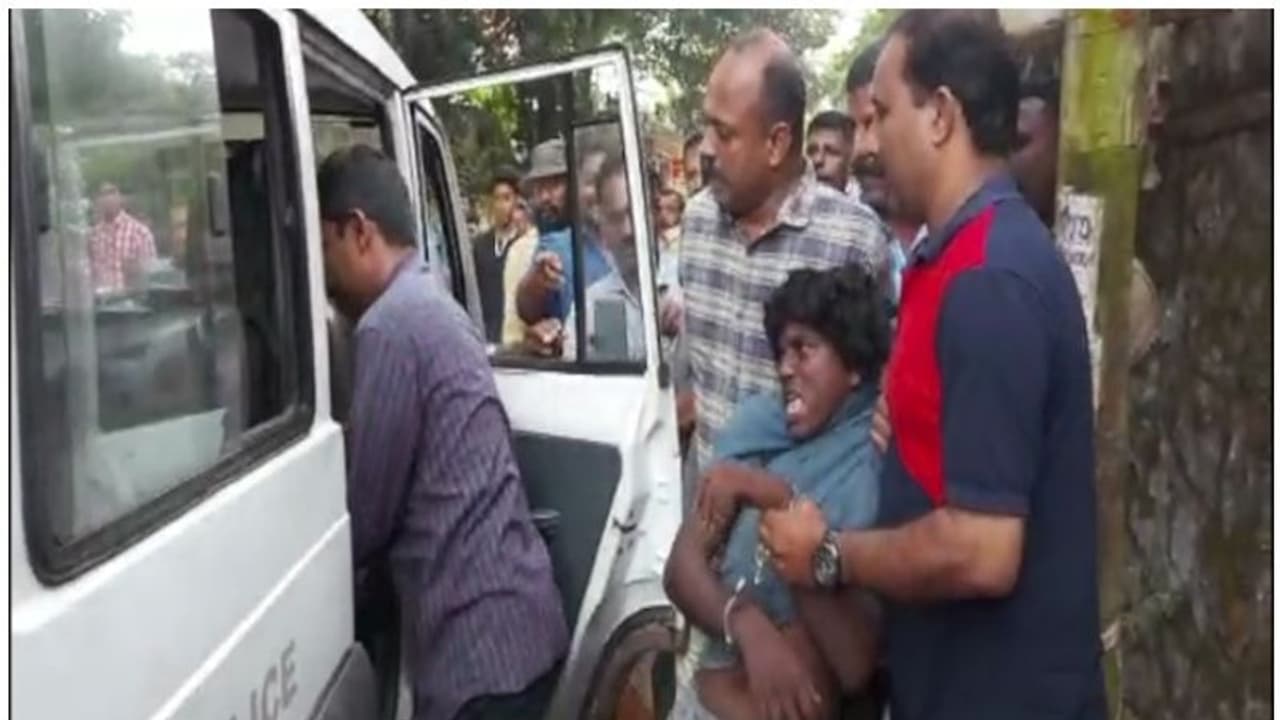 കഞ്ചാവുകേസ് പ്രതി പൊലീസ് വാഹനത്തിൽ നിന്ന് ചാടി രക്ഷപ്പെട്ടു; മണിക്കൂറിനുള്ളില് അകത്താക്കി പൊലീസ് കഞ്ചാവുകേസ് പ്രതി പൊലീസ് വാഹനത്തിൽ നിന്ന് ചാടി രക്ഷപ്പെട്ടു; മണിക്കൂറിനുള്ളില് അകത്താക്കി പൊലീസ്