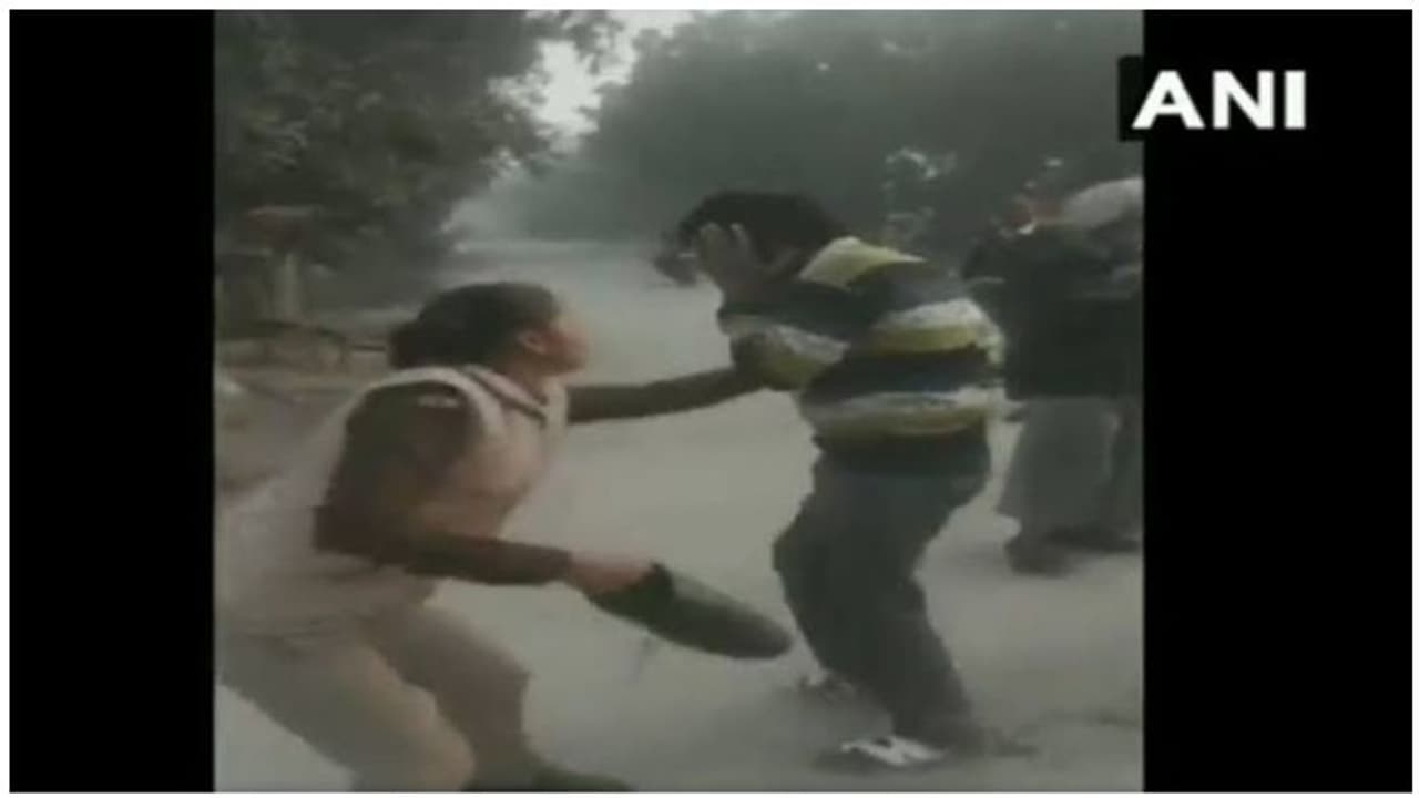 பெண்களை கேலி செய்த ரோமியோ... நடுரோட்டில் செருப்பால் அடித்து துவைத்தெடுத்த பெண் போலீஸ் வீடியோ..!