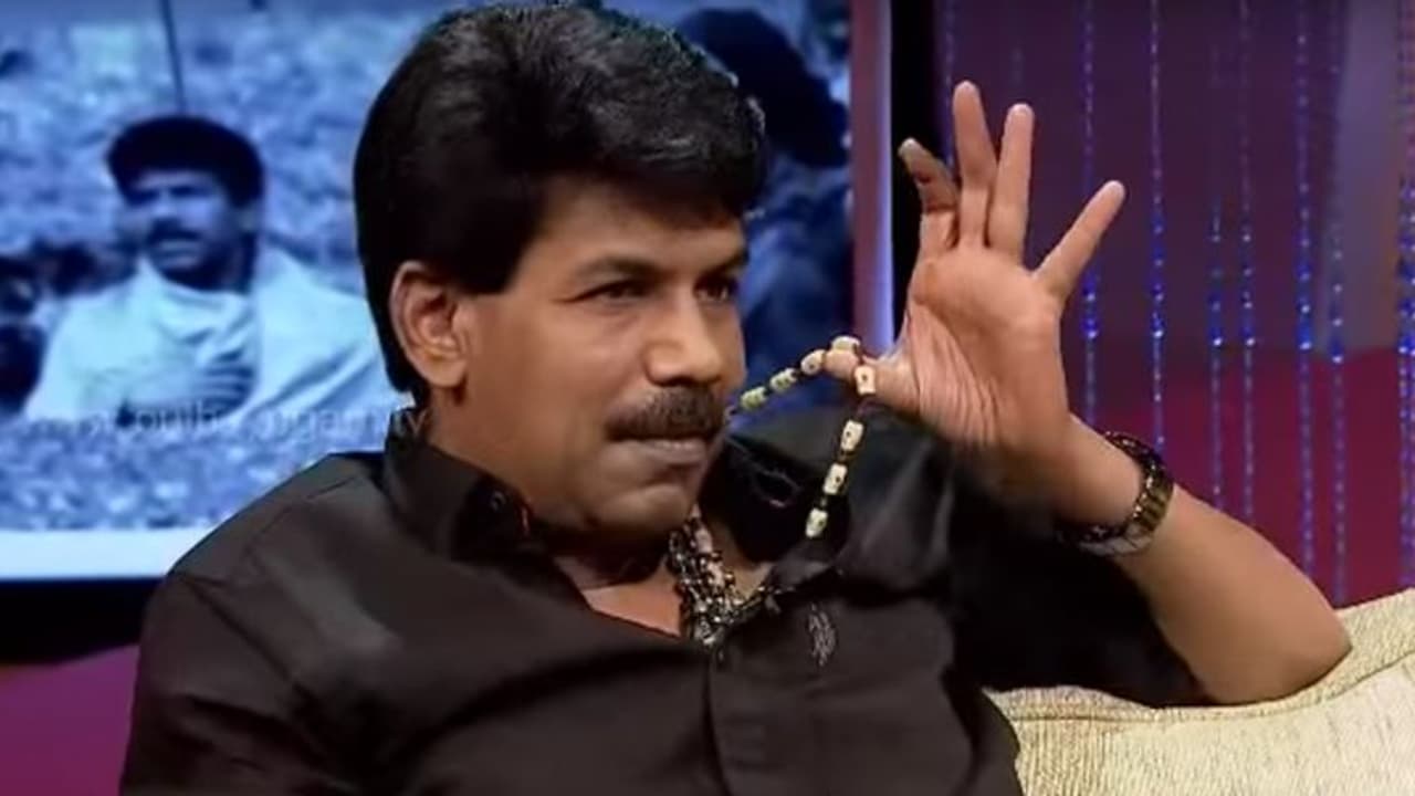 நூறு பிணங்களின் எலும்புகளை மாலையாக்கி அணிந்திருக்கும் இயக்குநர் பாலா: துரத்தும் துயரங்கள், மிரட்டும் சாபங்கள். நூறு பிணங்களின் எலும்புகளை மாலையாக்கி அணிந்திருக்கும் இயக்குநர் பாலா: துரத்தும் துயரங்கள், மிரட்டும் சாபங்கள்.