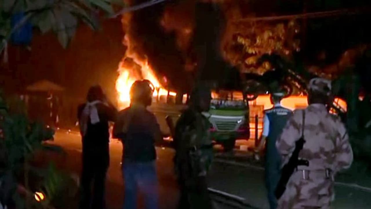 বন্ধ ইন্টারনেট, জারি কার্ফু, নামছে সেনা, সিএবি বিরোধী বিক্ষোভে রণক্ষেত্র অসম ত্রিপুরা বন্ধ ইন্টারনেট, জারি কার্ফু, নামছে সেনা, সিএবি বিরোধী বিক্ষোভে রণক্ষেত্র অসম ত্রিপুরা