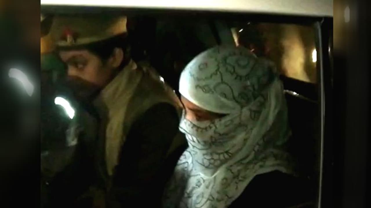 78 दिन बाद जेल से रिहा हुई लॉ छात्रा, लगा है पूर्व मंत्री से 5 करोड़ रंगदारी मांगने का आरोप 78 दिन बाद जेल से रिहा हुई लॉ छात्रा, लगा है पूर्व मंत्री से 5 करोड़ रंगदारी मांगने का आरोप