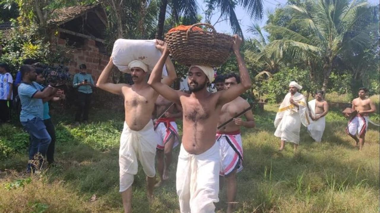 മാമാങ്കം സ്മരണ വീണ്ടും; രണ്ടര നൂറ്റാണ്ടിന് ശേഷം വീണ്ടും ചുങ്കം പിരിവ് മാമാങ്കം സ്മരണ വീണ്ടും; രണ്ടര നൂറ്റാണ്ടിന് ശേഷം വീണ്ടും ചുങ്കം പിരിവ്