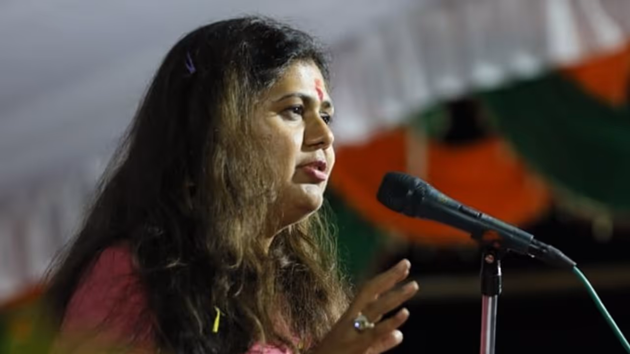 महाराष्ट्र भाजपा के नेताओं में छिड़ा शायरी वार, फडणवीस ‘समंदर’ तो पंकजा ‘आग’