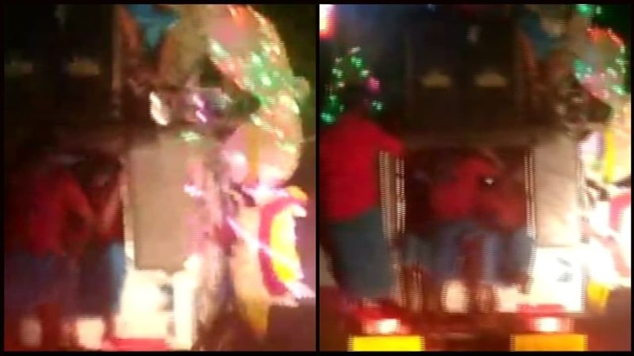 അയ്യപ്പ ഭക്തരുമായി സാഹസിക യാത്ര; വാഹനം പൊലീസ് കസ്റ്റഡിയിലെടുത്തു അയ്യപ്പ ഭക്തരുമായി സാഹസിക യാത്ര; വാഹനം പൊലീസ് കസ്റ്റഡിയിലെടുത്തു