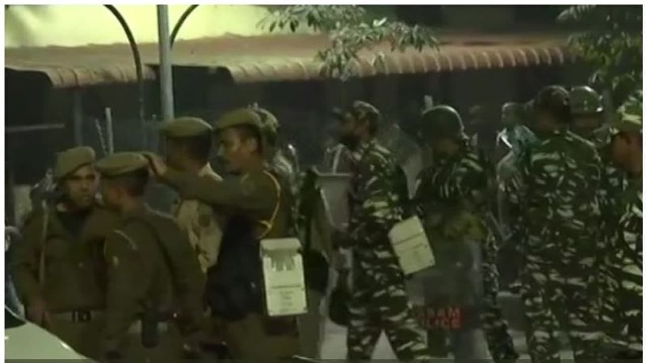 പൗരത്വ ഭേദഗതി ബില്: അശാന്തമായി വടക്കുകിഴക്കന് സംസ്ഥാനങ്ങള്; അസമില് റെയില്വേ സ്റ്റേഷനുകള്ക്ക് തീയിട്ടു പൗരത്വ ഭേദഗതി ബില്: അശാന്തമായി വടക്കുകിഴക്കന് സംസ്ഥാനങ്ങള്; അസമില് റെയില്വേ സ്റ്റേഷനുകള്ക്ക് തീയിട്ടു