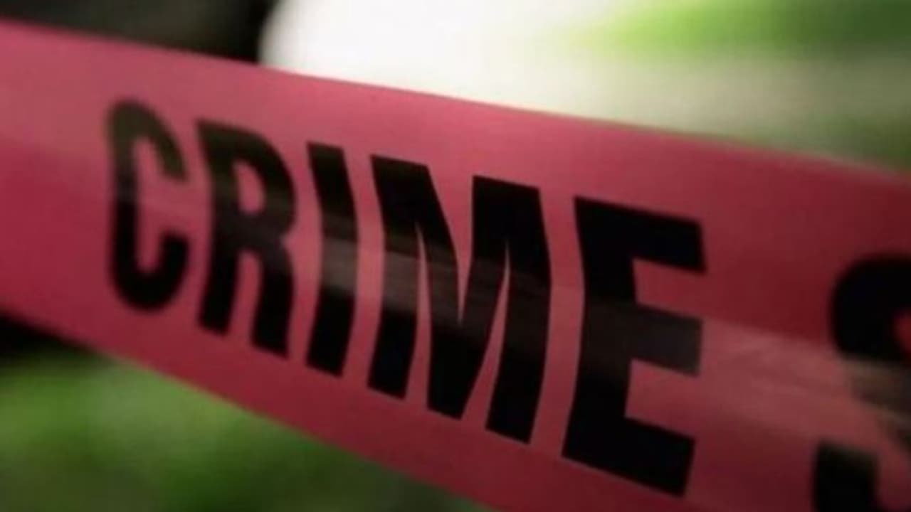 শিশুসন্তানকে জঙ্গলে ফেলে পালানোর চেষ্টা, দম্পতিকে হাতেনাতে ধরলেন স্থানীয় বাসিন্দারা শিশুসন্তানকে জঙ্গলে ফেলে পালানোর চেষ্টা, দম্পতিকে হাতেনাতে ধরলেন স্থানীয় বাসিন্দারা