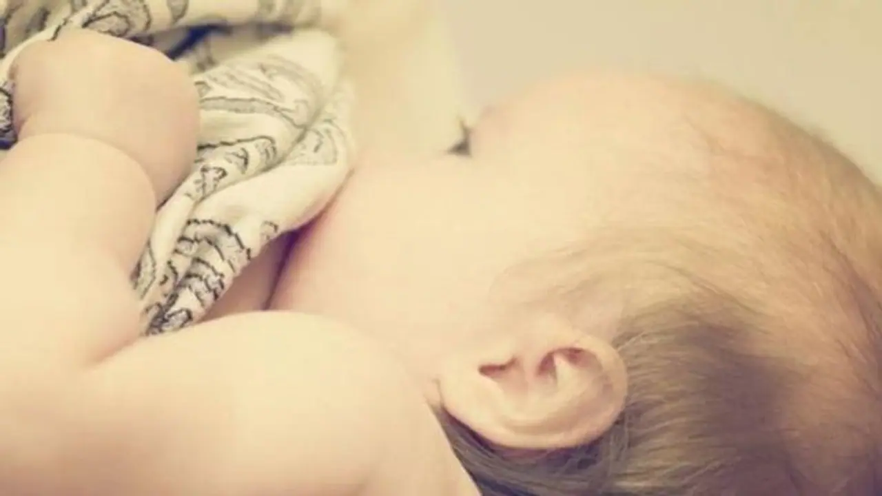 பொது இடத்தில் தாய்ப்பால் ஊட்டிய கைப்பந்து வீராங்கனை !! வைரலாக பரவும் புகைப்படம் !! பொது இடத்தில் தாய்ப்பால் ஊட்டிய கைப்பந்து வீராங்கனை !! வைரலாக பரவும் புகைப்படம் !!