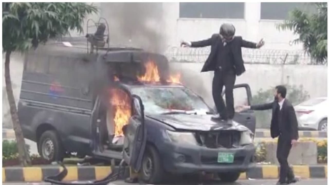 ആശുപത്രിയില് ഡോക്ടര്മാര്ക്ക് നേരെ അഭിഭാഷകരുടെ ആക്രമണം; പാകിസ്ഥാനില് ചികിത്സ മുടങ്ങി 12 രോഗികള് മരിച്ചു ആശുപത്രിയില് ഡോക്ടര്മാര്ക്ക് നേരെ അഭിഭാഷകരുടെ ആക്രമണം; പാകിസ്ഥാനില് ചികിത്സ മുടങ്ങി 12 രോഗികള് മരിച്ചു