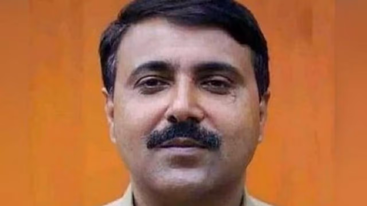 குடியுரிமை மசோதாவிற்கு எதிர்ப்பு தெரிவித்த ஐ.பி.எஸ்.அதிகாரி … என்ன செய்தார் தெரியுமா ?