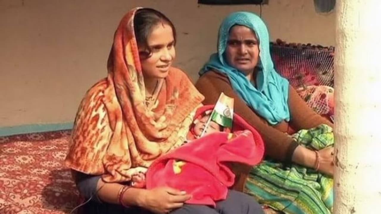 'ഏഴ് വര്ഷമായി ഇന്ത്യന് പൗരത്വത്തിനായി കാത്തിരിക്കുന്നു'; നവജാത ശിശുവിന് ‘നാഗ്രിക്ത’ എന്ന് പേരിട്ട് ദമ്പതികൾ 'ഏഴ് വര്ഷമായി ഇന്ത്യന് പൗരത്വത്തിനായി കാത്തിരിക്കുന്നു'; നവജാത ശിശുവിന് ‘നാഗ്രിക്ത’ എന്ന് പേരിട്ട് ദമ്പതികൾ