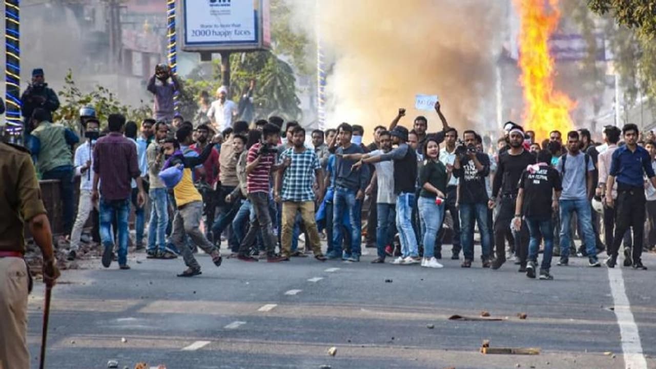 ಸಿಎಂ ಮನೆಗೆ ಕಲ್ಲು, ರೈಲ್ವೆ ನಿಲ್ದಾಣಕ್ಕೆ ಬೆಂಕಿ: ಪೌರತ್ವ ಮಸೂದೆ ವಿರುದ್ಧ ಸಿಡಿದ ಈಶಾನ್ಯ ಸಿಎಂ ಮನೆಗೆ ಕಲ್ಲು, ರೈಲ್ವೆ ನಿಲ್ದಾಣಕ್ಕೆ ಬೆಂಕಿ: ಪೌರತ್ವ ಮಸೂದೆ ವಿರುದ್ಧ ಸಿಡಿದ ಈಶಾನ್ಯ