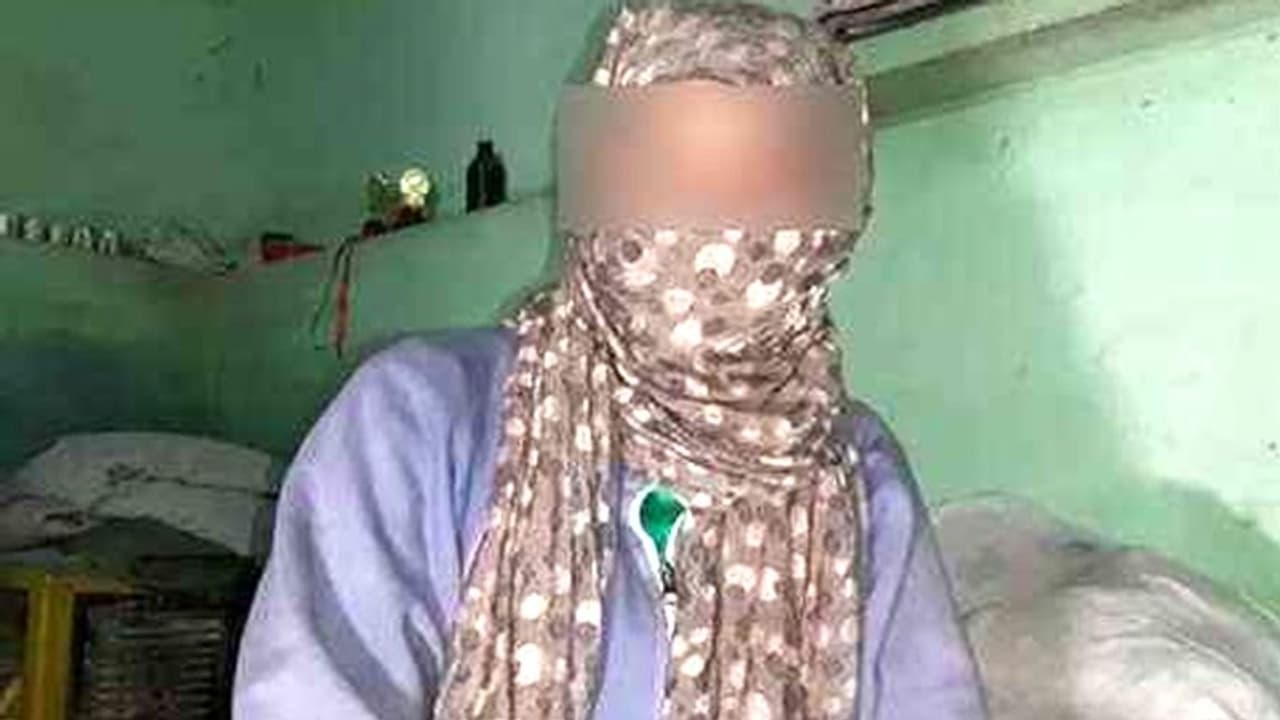 रेप विक्टिम के घर के बाहर चिपकाया पोस्टर, गवाही दी तो अंजाम उन्नाव कांड से भी भयानक होगा आरोपी गिरफ्तार रेप विक्टिम के घर के बाहर चिपकाया पोस्टर, गवाही दी तो अंजाम उन्नाव कांड से भी भयानक होगा आरोपी गिरफ्तार