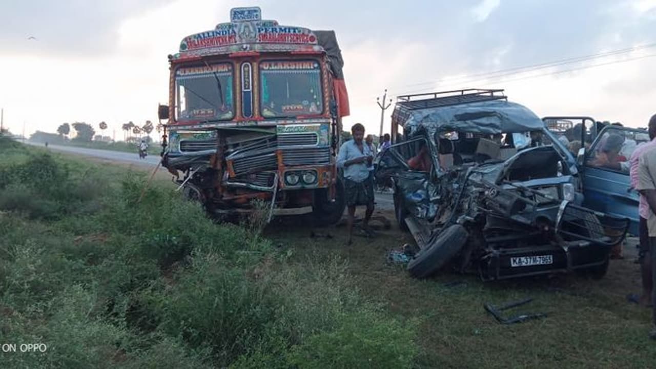 ప్రకాశం జిల్లాలో రోడ్డు ప్రమాదం: నలుగురు మృతి ప్రకాశం జిల్లాలో రోడ్డు ప్రమాదం: నలుగురు మృతి