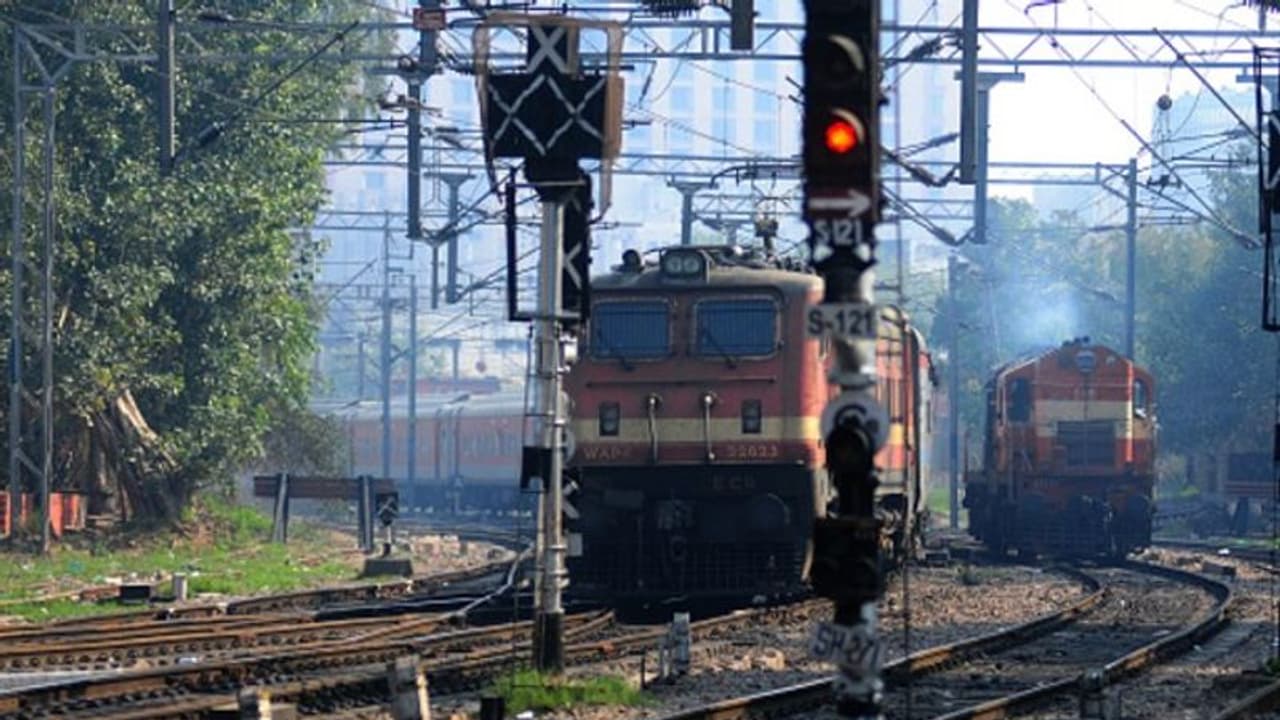 ট্রেনের অবস্থান জানতে ইসরো র সাহায্য় নেবে রেল, যাত্রী পরিসেবায় নয়া উদ্য়োগ ট্রেনের অবস্থান জানতে ইসরো র সাহায্য় নেবে রেল, যাত্রী পরিসেবায় নয়া উদ্য়োগ