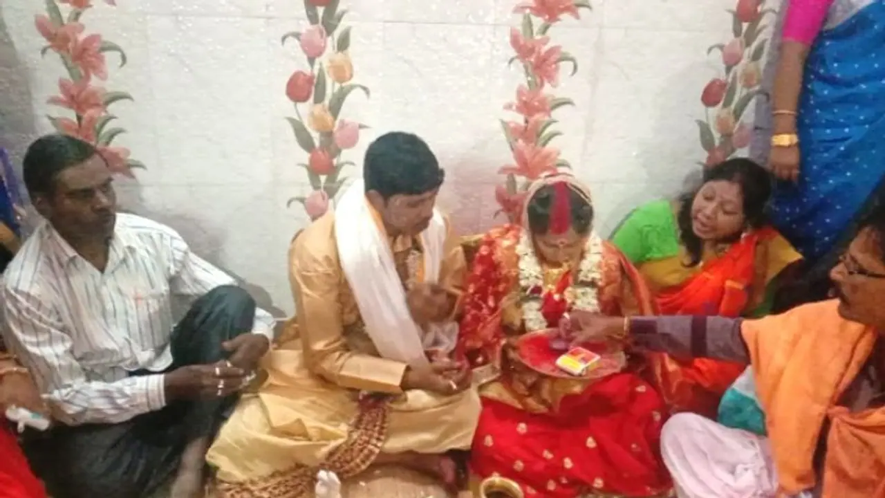 পুত্রবধূকে দাঁড়িয়ে থেকে বিয়ে দিলেন শ্বশুরমশাই, বেনজির দিশার সাক্ষী রইল দুর্গাপুর পুত্রবধূকে দাঁড়িয়ে থেকে বিয়ে দিলেন শ্বশুরমশাই, বেনজির দিশার সাক্ষী রইল দুর্গাপুর