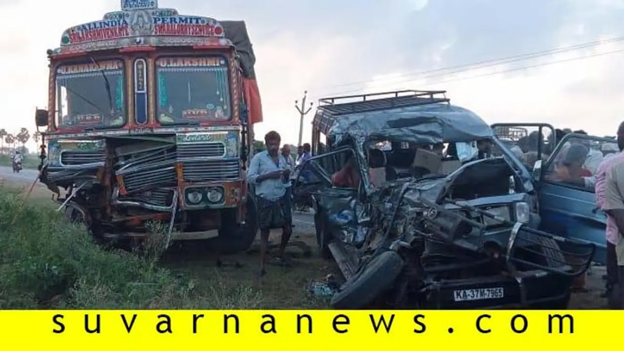 ಆಂಧ್ರದಲ್ಲಿ ಭೀಕರ ರಸ್ತೆ ಅಪಘಾತ: ಕರ್ನಾಟಕ ಮೂಲದ 6 ಮಂದಿ ಸಾವು ಆಂಧ್ರದಲ್ಲಿ ಭೀಕರ ರಸ್ತೆ ಅಪಘಾತ: ಕರ್ನಾಟಕ ಮೂಲದ 6 ಮಂದಿ ಸಾವು