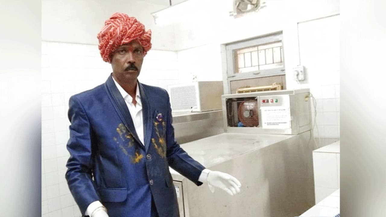 सिर पर शादी का साफा सूट में हल्दी: फिर भी फर्ज से नहीं चूका शख्स, वजह जान आप कहेंगे काश सब ऐसे होते सिर पर शादी का साफा सूट में हल्दी: फिर भी फर्ज से नहीं चूका शख्स, वजह जान आप कहेंगे काश सब ऐसे होते