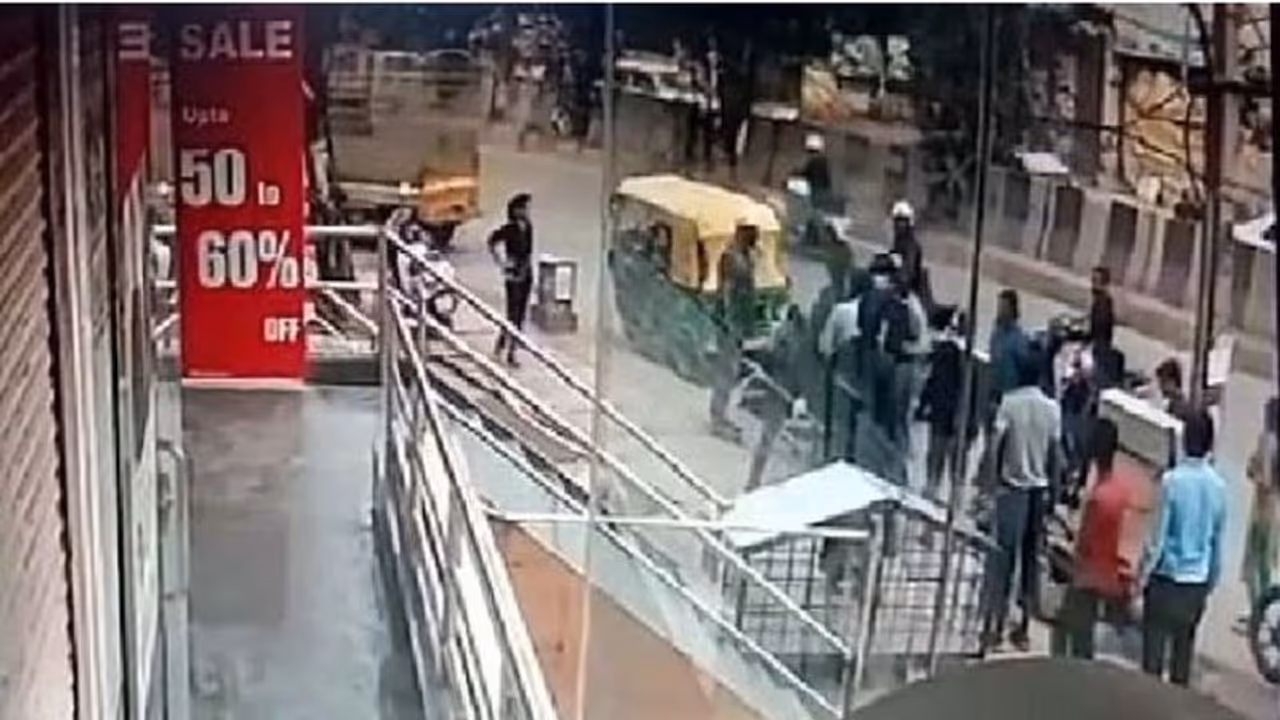 Bengaluru: Daring autorickshaw driver nabs chain snatcher, helps return woman’s jewellery Bengaluru: Daring autorickshaw driver nabs chain snatcher, helps return woman’s jewellery