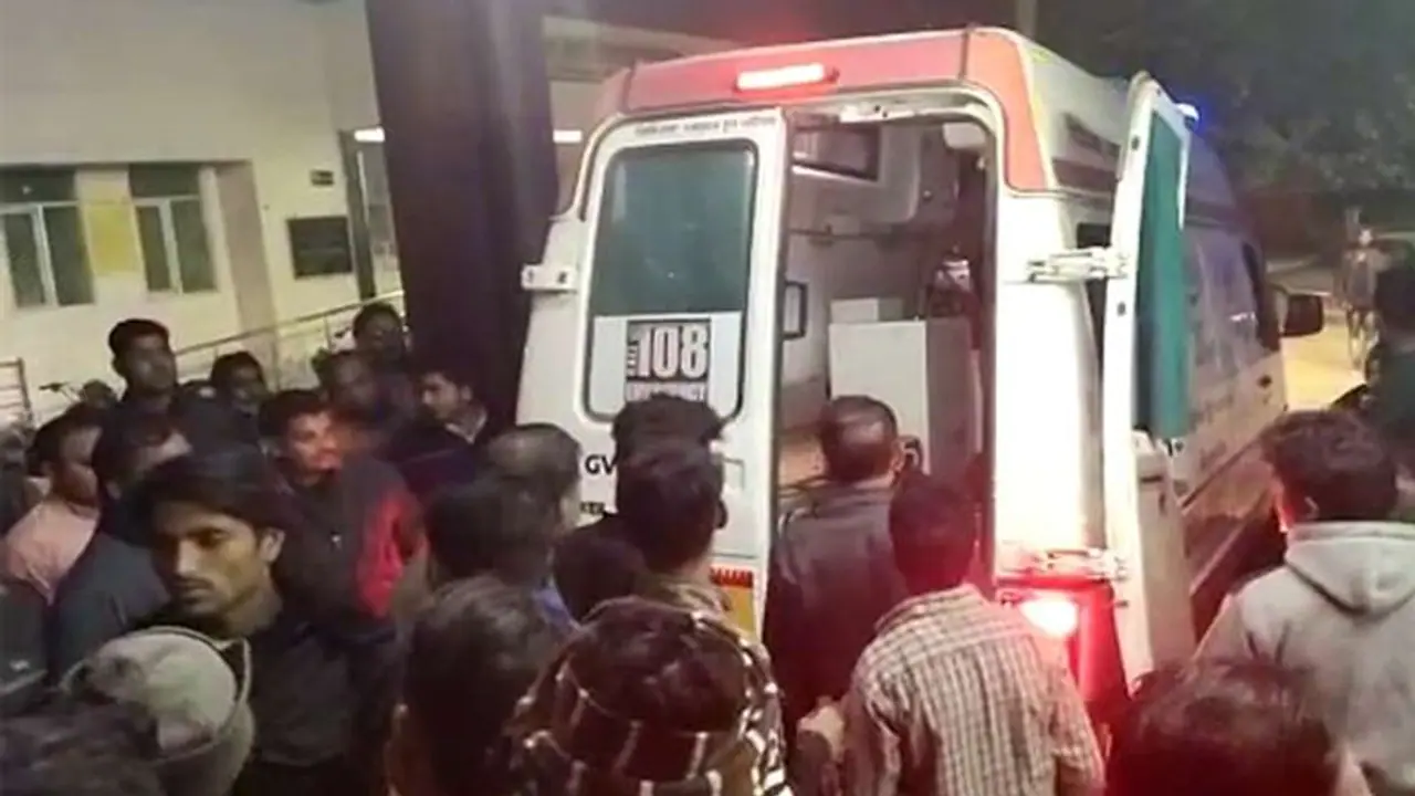 मातम में बदली शादी की खुशी, ट्रक से टक्कर में 6 बराती की मौत 3 घायल मातम में बदली शादी की खुशी, ट्रक से टक्कर में 6 बराती की मौत 3 घायल