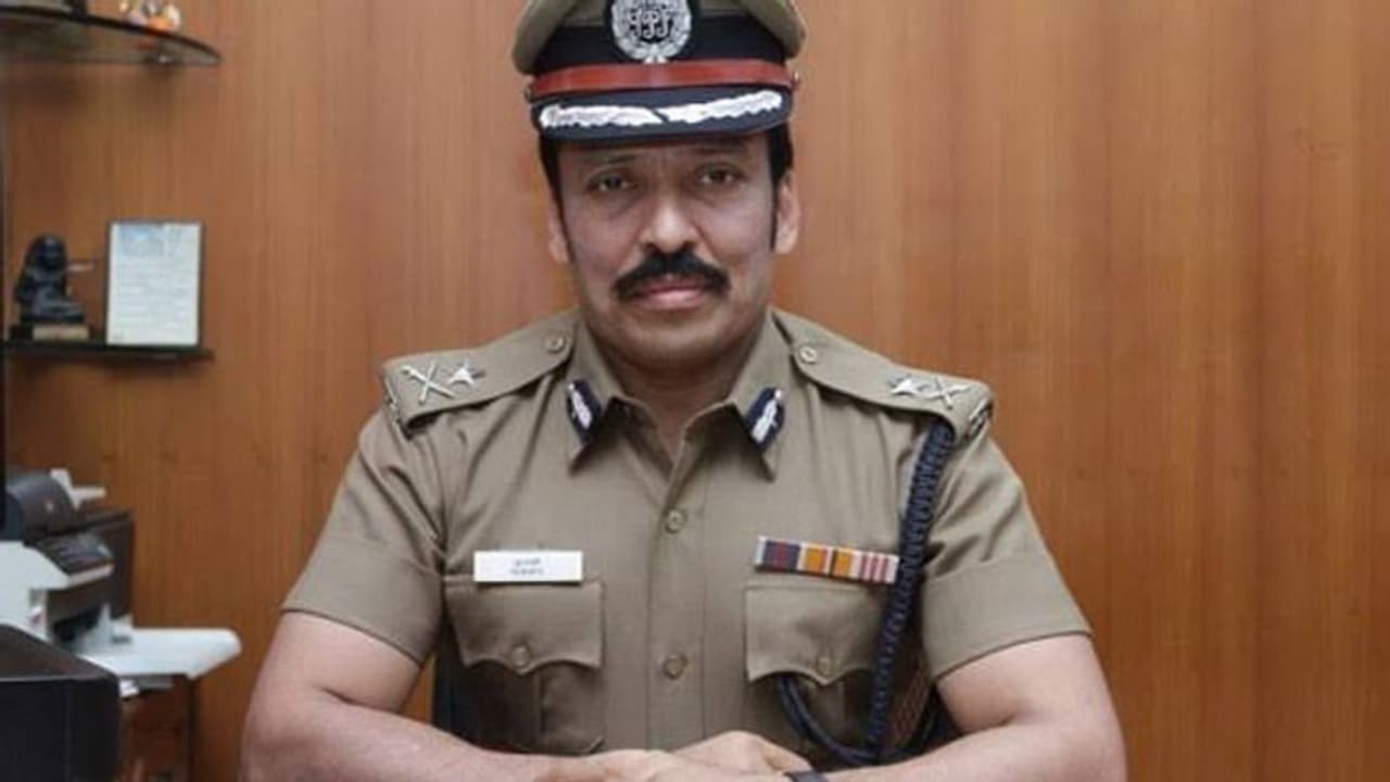 "உங்களுக்கு ஒரு அண்ணன் இருக்கிறார்..அவர் போலீஸ் அதிகாரியாக இருக்கிறார்"..! பெண்களுக்கெல்லாம் ஹீரோவான ஏடிஜிபி ரவி தாறுமாறு..! "உங்களுக்கு ஒரு அண்ணன் இருக்கிறார்..அவர் போலீஸ் அதிகாரியாக இருக்கிறார்"..! பெண்களுக்கெல்லாம் ஹீரோவான ஏடிஜிபி ரவி தாறுமாறு..!