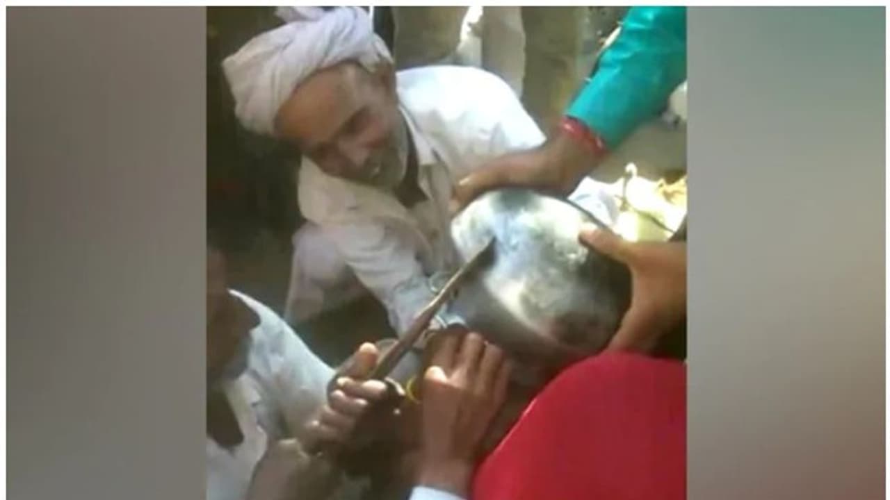 അടുക്കളപ്പാത്രത്തിനുള്ളിൽ തല കുടുങ്ങിയ മൂന്നുവയസ്സുകാരനെ രക്ഷപ്പെടുത്തി അടുക്കളപ്പാത്രത്തിനുള്ളിൽ തല കുടുങ്ങിയ മൂന്നുവയസ്സുകാരനെ രക്ഷപ്പെടുത്തി