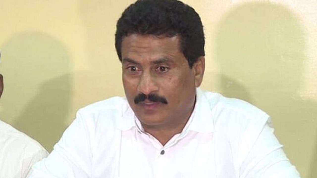 ಬಿಎಸ್‌ವೈ ಕಾಲಿಗೆ ಬಿದ್ದ ಮಂಡ್ಯ JDS ಶಾಸಕ ಸುರೇಶ್ ಗೌಡ