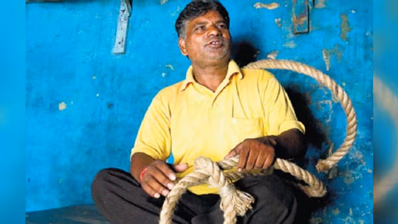 निर्भया गैंगरेप के दोषियों को फांसी पर लटकाएगा यह जल्लाद लेकिन बच्चों की एक जिद से है परेशान निर्भया गैंगरेप के दोषियों को फांसी पर लटकाएगा यह जल्लाद लेकिन बच्चों की एक जिद से है परेशान