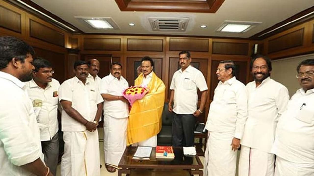 ஒரே உறையில் இரு கத்தி கூடாது... முன்னாள் அமைச்சரை தோற்கடிக்கத் துடிக்கும் வேட்பாளர்... திமுகவிற்குள் உள்குத்து ஒரே உறையில் இரு கத்தி கூடாது... முன்னாள் அமைச்சரை தோற்கடிக்கத் துடிக்கும் வேட்பாளர்... திமுகவிற்குள் உள்குத்து