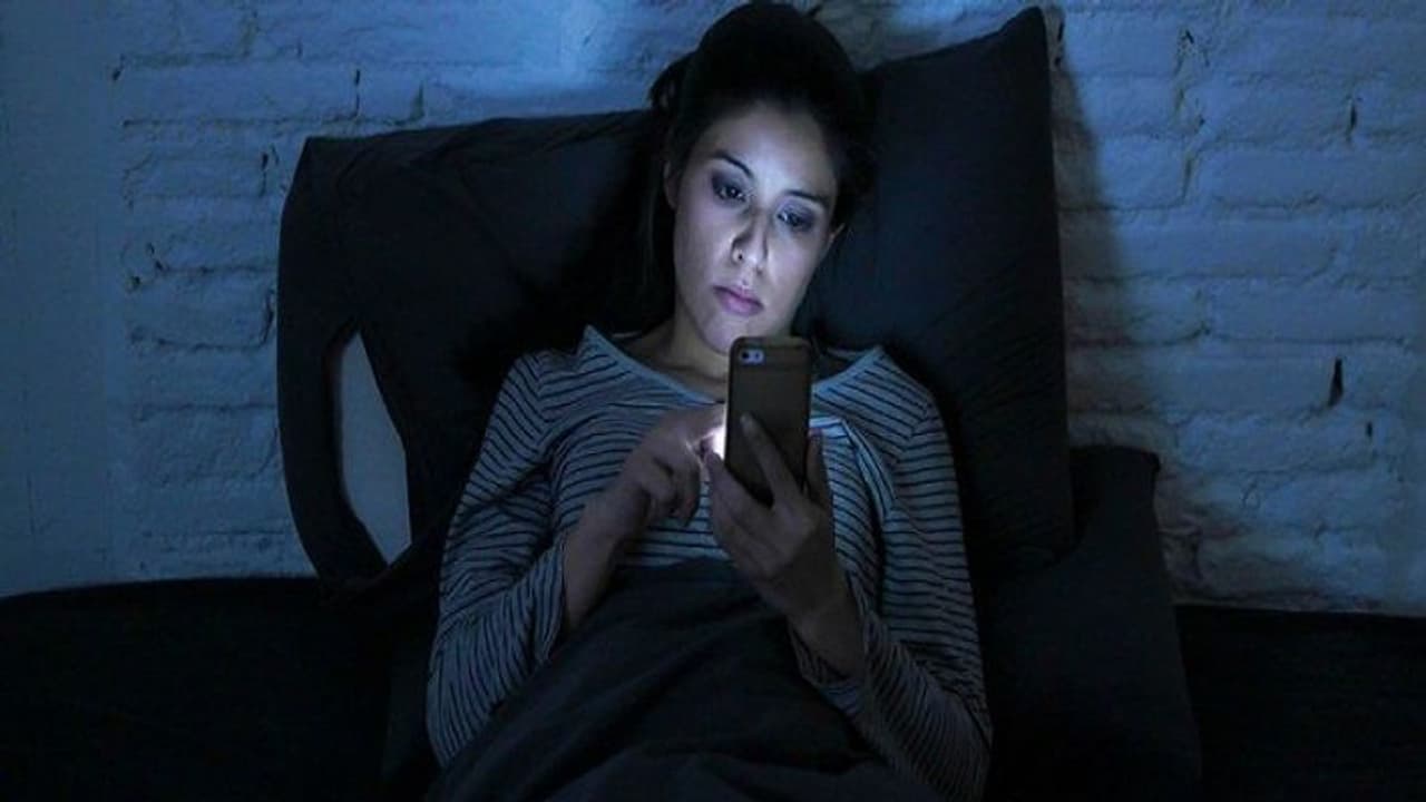 स्मार्टफोन बन रहा है पति पत्नी के बीच झगड़े की वजह, अक्सर पति करते हैं पत्नियों का फोन चेक