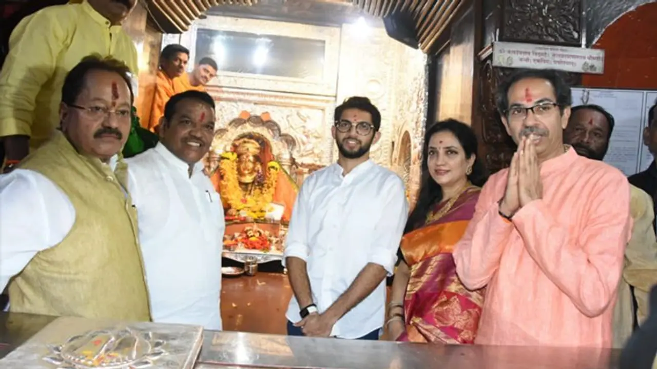 कुल देवी के मंदिर में पूजा करने पहुंचे उद्धव ठाकरे, बेटे संग पत्नी भी दिखीं साथ