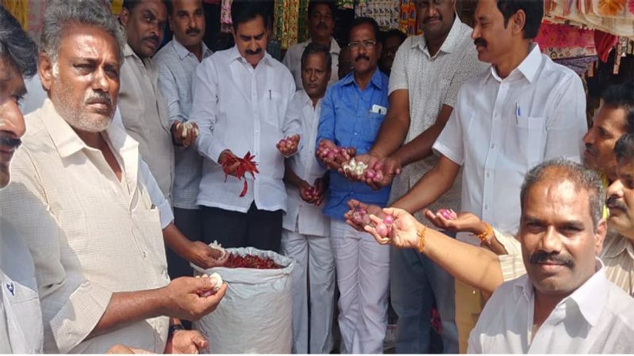 మార్కెట్ యార్డుల్లో ఇసుక రాశులు... అందువల్లే ప్రస్తుత పరిస్థితి: జగన్ పాలనపై దేవినేని ఫైర్ మార్కెట్ యార్డుల్లో ఇసుక రాశులు... అందువల్లే ప్రస్తుత పరిస్థితి: జగన్ పాలనపై దేవినేని ఫైర్