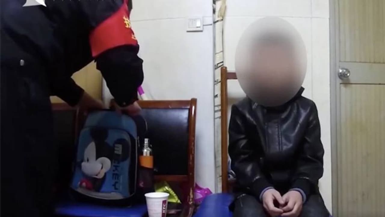 रेलवे स्टेशन पर कटोरा पकड़ भीख मांग रहा था बच्चा, सगे पिता ने इस बात पर दी कठोर सजा रेलवे स्टेशन पर कटोरा पकड़ भीख मांग रहा था बच्चा, सगे पिता ने इस बात पर दी कठोर सजा