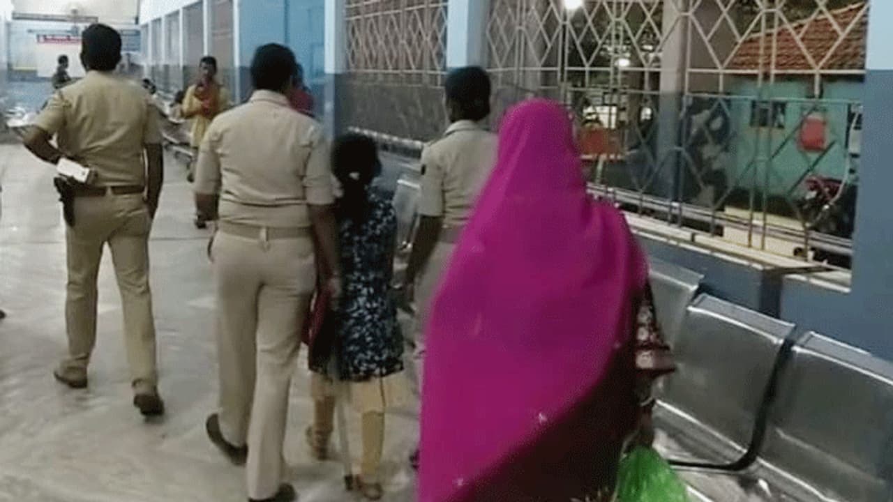 माता पिता के जाते ही घर में आ जाते थे 4 हैवान, एक एक करके बच्ची के साथ करते थे हैवानियत की हद पार