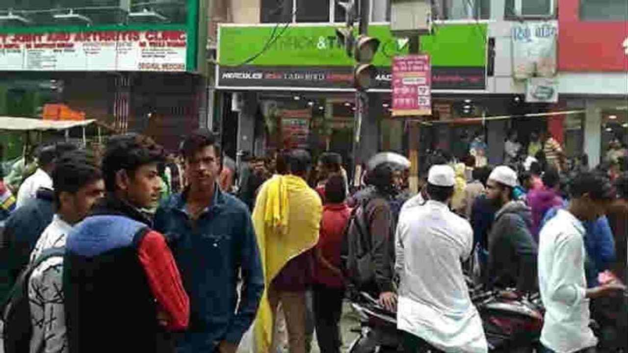 पटना में शटर उठाते ही दुकान में घुसे अपराधी, धारदार हथियार से कारोबारी की हत्या कर हुए फरार पटना में शटर उठाते ही दुकान में घुसे अपराधी, धारदार हथियार से कारोबारी की हत्या कर हुए फरार