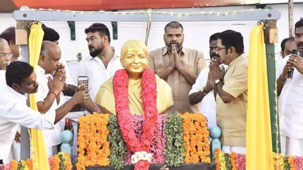 அடிக்கடி சிக்கலை ஏற்படுத்தும் சின்னம்... எடப்பாடியின் முட்டுக்கட்டைக்கு முடிவுகட்ட கிளம்பிய டி.டி.வி..! அடிக்கடி சிக்கலை ஏற்படுத்தும் சின்னம்... எடப்பாடியின் முட்டுக்கட்டைக்கு முடிவுகட்ட கிளம்பிய டி.டி.வி..!