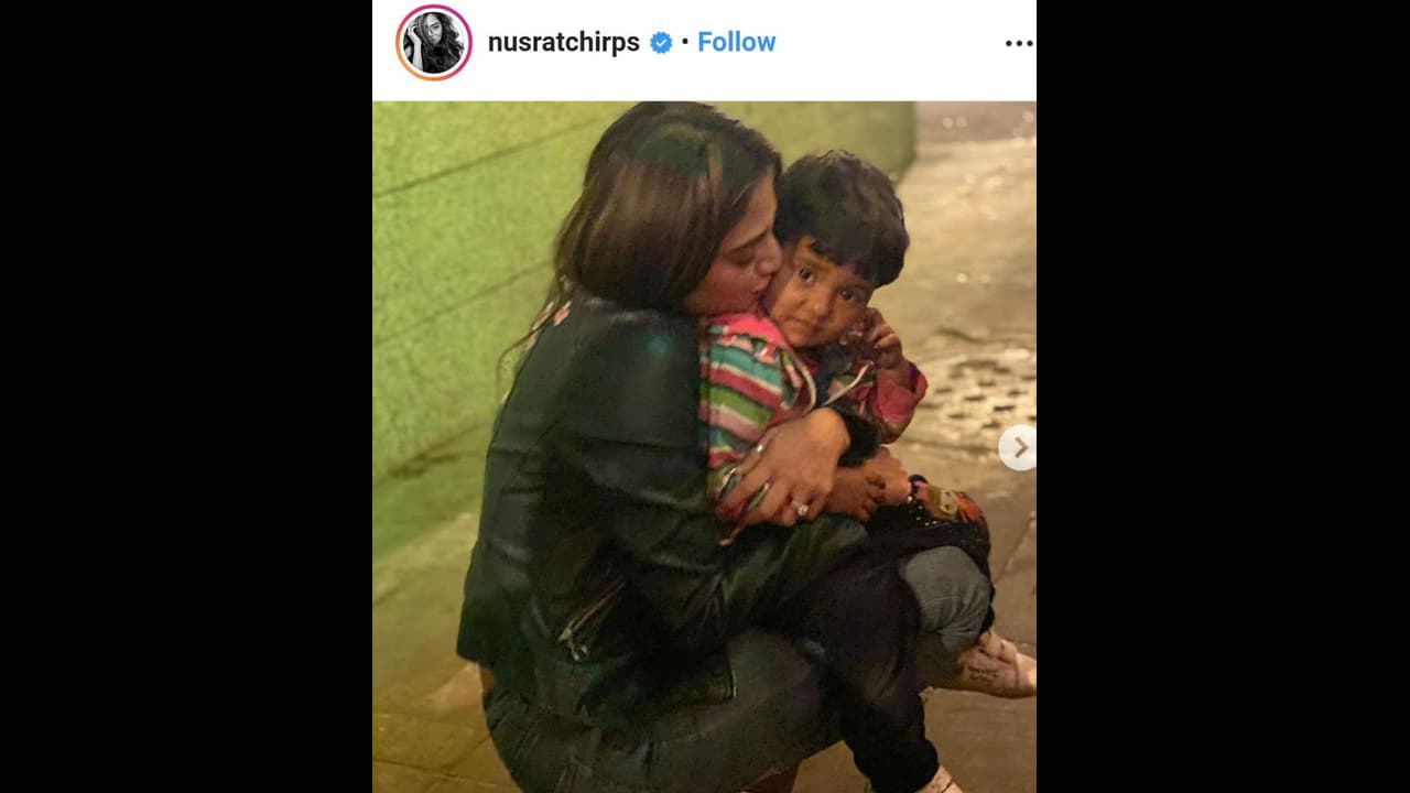 சிறுவனை பிடித்து மடியில் வைத்து நடிகை செய்த காரியம்..!! சாலையில் நிகழ்ந்த சம்பவம்..!! சிறுவனை பிடித்து மடியில் வைத்து நடிகை செய்த காரியம்..!! சாலையில் நிகழ்ந்த சம்பவம்..!!