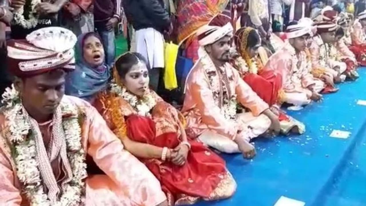এক অনুষ্ঠান বাড়িতে ১০১ পাত্রপাত্রী, পাশাপাশি ছাদনাতলায় হিন্দু মুসলিম এক অনুষ্ঠান বাড়িতে ১০১ পাত্রপাত্রী, পাশাপাশি ছাদনাতলায় হিন্দু মুসলিম