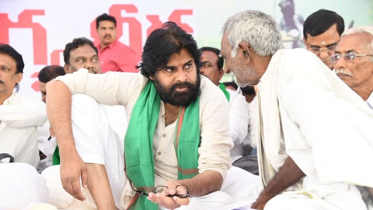 ‘‘మెగా’’ కన్ఫ్యూజన్: జగన్కి జై కొట్టిన చిరు.. 4 బిల్డింగ్లతో అభివృద్ధి కాదన్న పవన్ ‘‘మెగా’’ కన్ఫ్యూజన్: జగన్కి జై కొట్టిన చిరు.. 4 బిల్డింగ్లతో అభివృద్ధి కాదన్న పవన్