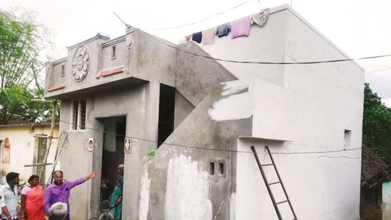 வீட்டின் முன்வாசல் விழுப்புரம்.. பின்வாசல் கள்ளக்குறிச்சி..! மாவட்ட பிரிவினையால் பரிதவிக்கும் குக்கிராமம்..!