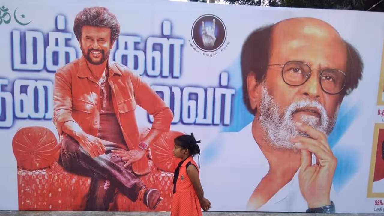 மாயாவி ரஜினிகாந்த்: சாதாரண ரஜினியை சூப்பர் ஸ்டார்! தலைவர்! கட் அவுட் கடவுள்! என்றாக்கிய டக்கர் டைரக்டர்கள்..! மாயாவி ரஜினிகாந்த்: சாதாரண ரஜினியை சூப்பர் ஸ்டார்! தலைவர்! கட் அவுட் கடவுள்! என்றாக்கிய டக்கர் டைரக்டர்கள்..!